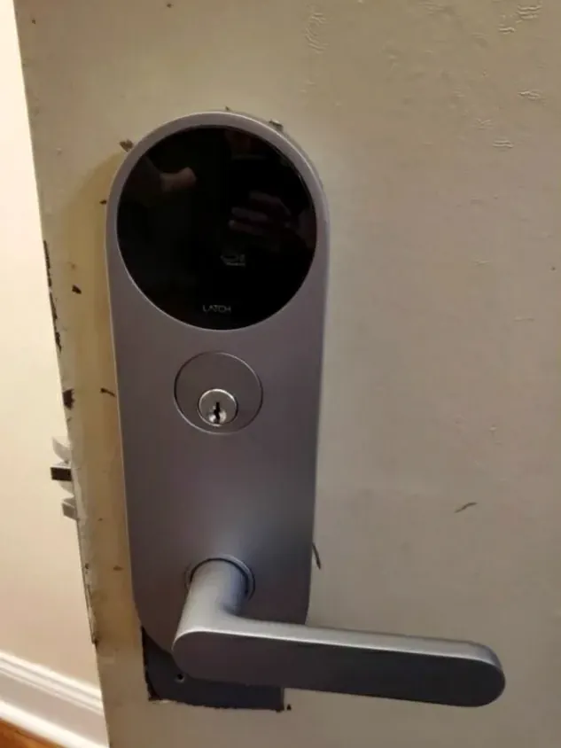 Electronic lever lock with a key cylinder on an office door