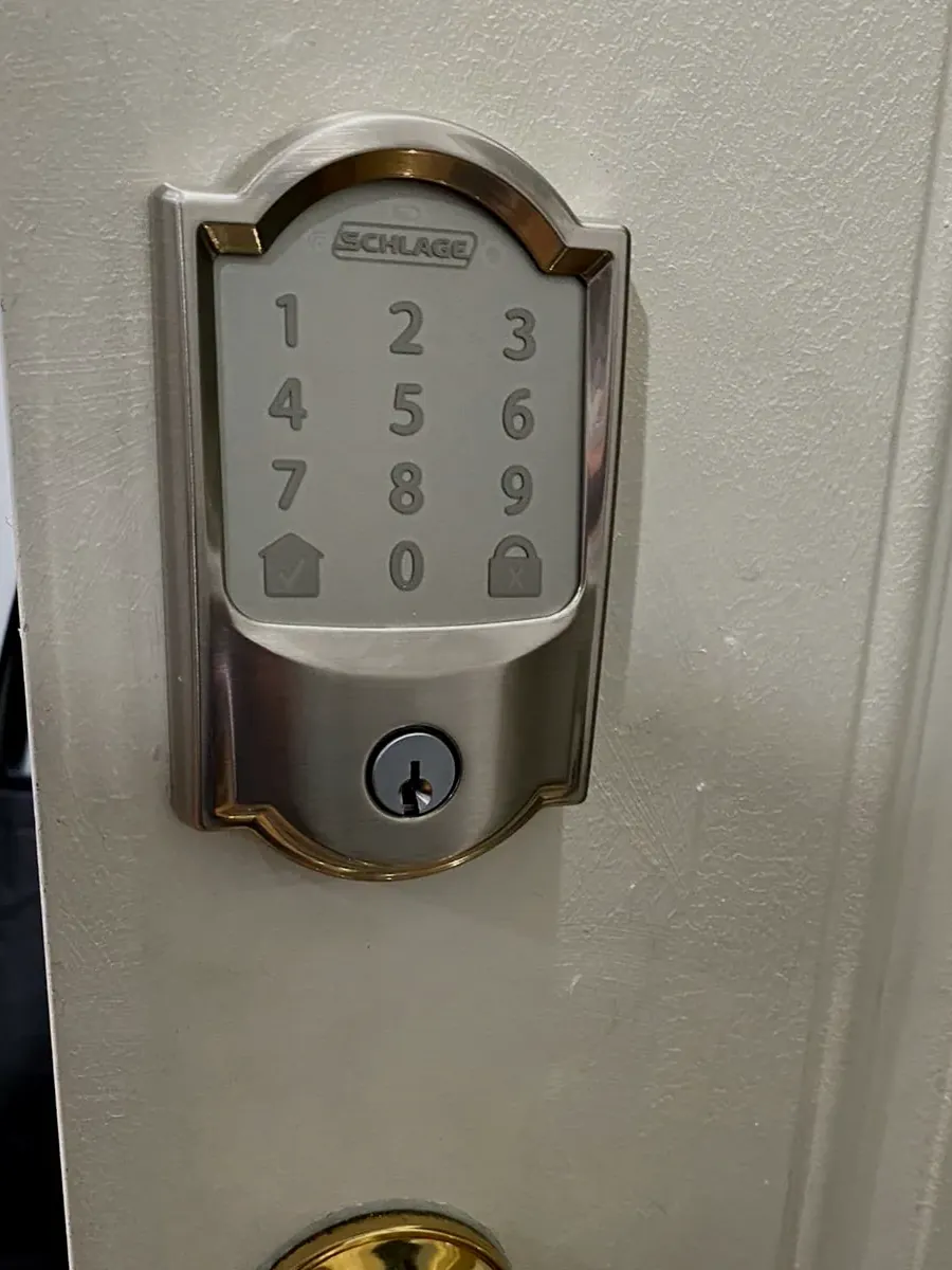 Cerradura con teclado Schlage instalada en una puerta