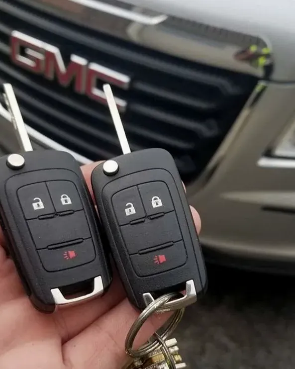 Dos llaves con control para una camioneta GMC: la original y la copia nueva